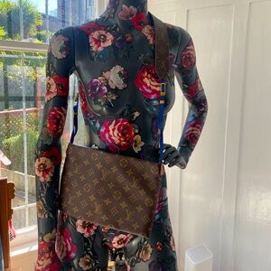 Louis Vuitton limited addition bag, rare! Real, crossbody